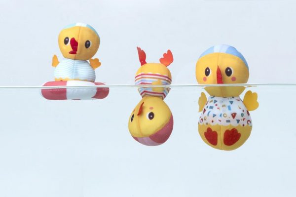 TRES PATOS JUNTO AL AGUA