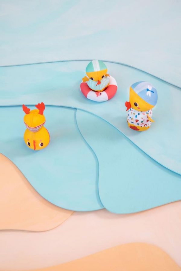 TRES PATOS JUNTO AL AGUA