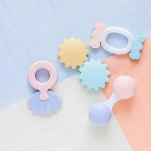 Pack regalo de sonajeros y mordedores Pastel - Imagen 3