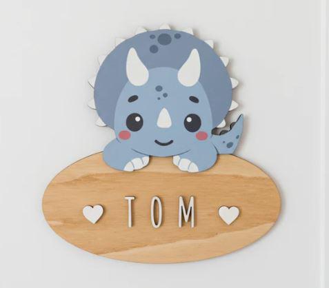 PLACA TRICERATOPS CON KIT DE LETRAS